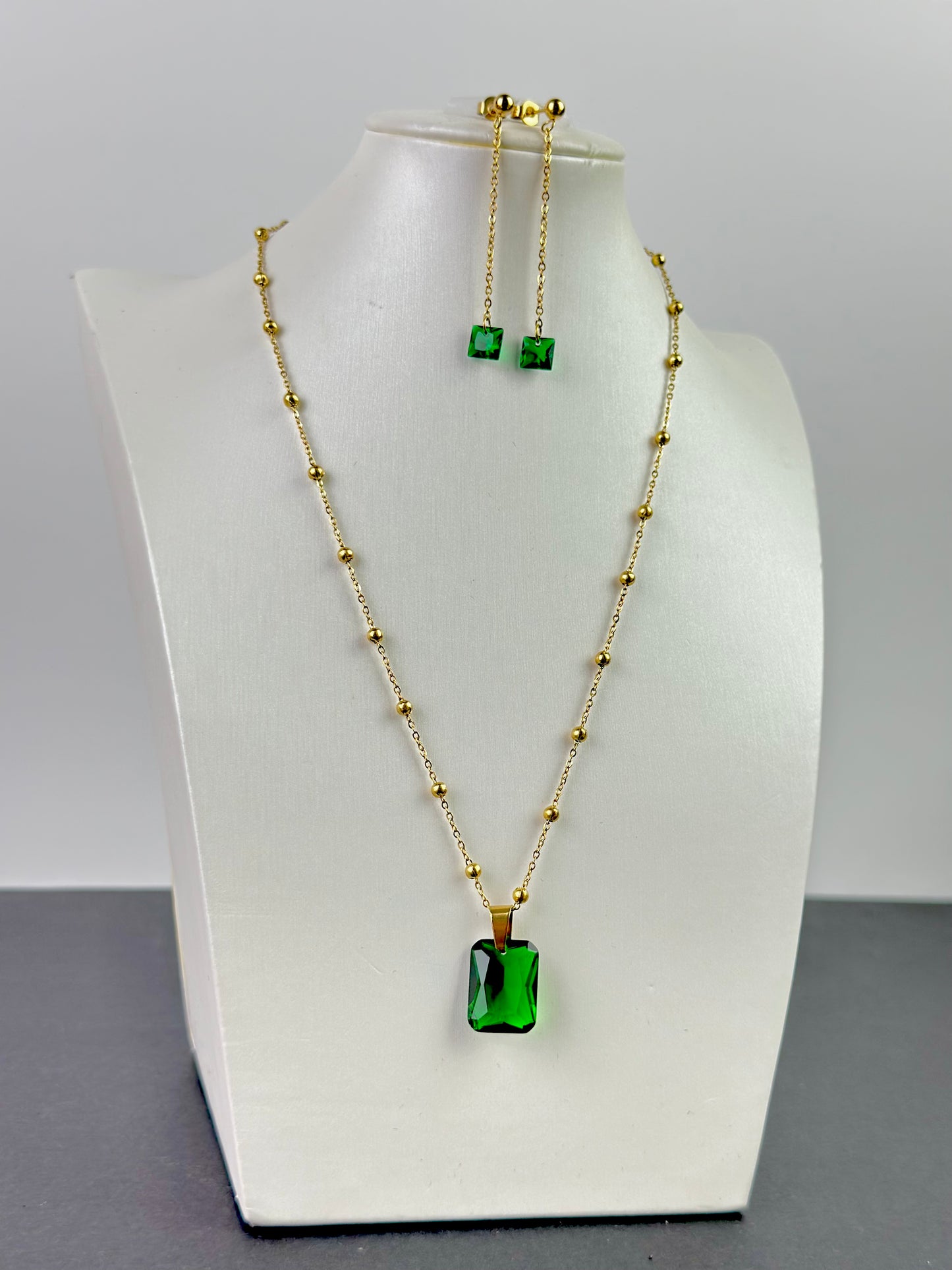 Emerald Jewellery Set